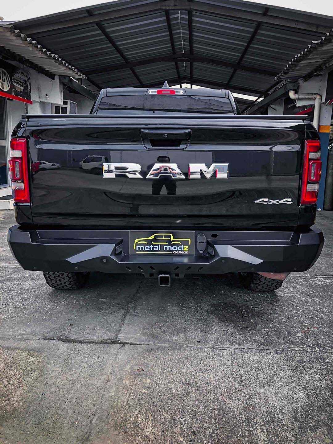 Bumper posterior Ram 1500: Resistencia, Estilo y Funcionalidad.