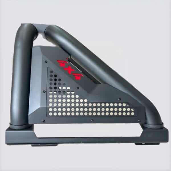 Roll Bar RB02. Barra antivuelco doble tubo de 3", bases para tapa de balde, luz de freno y placas laterales decorativas.