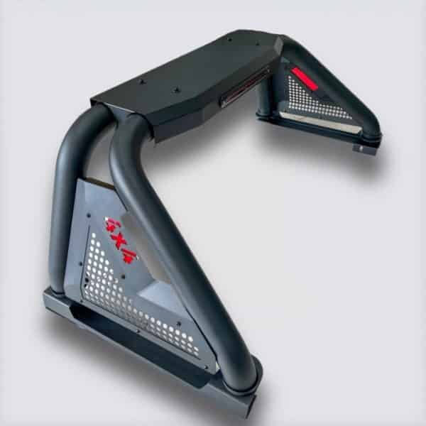 Roll Bar RB02. Barra antivuelco doble tubo de 3", bases para tapa de balde, luz de freno y placas laterales decorativas.