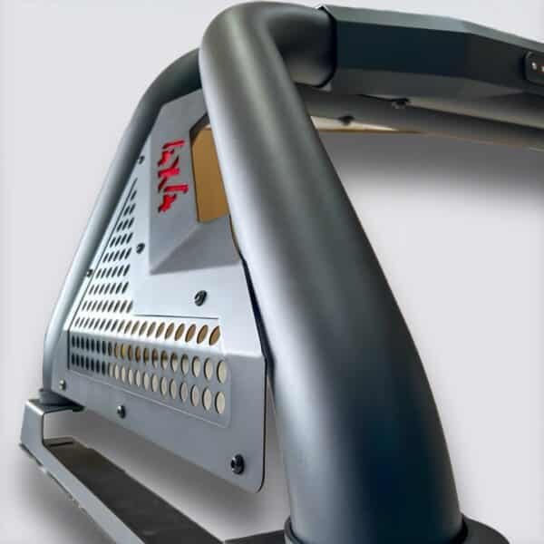 Roll Bar RB02. Barra antivuelco doble tubo de 3", bases para tapa de balde, luz de freno y placas laterales decorativas.