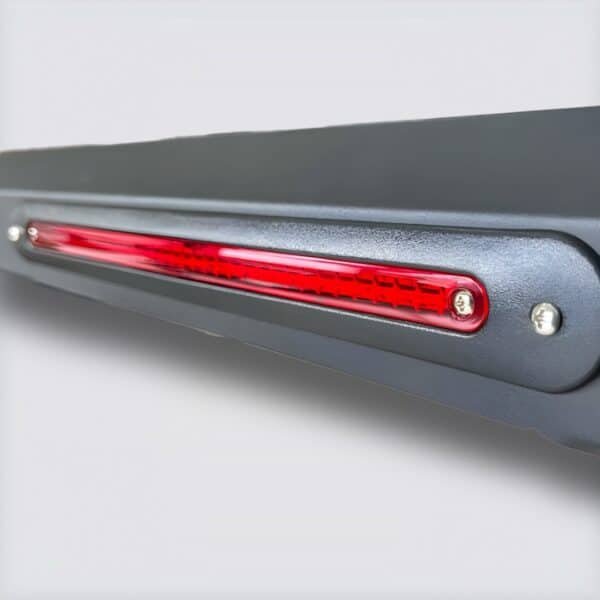 Roll Bar RB02. Barra antivuelco doble tubo de 3", bases para tapa de balde, luz de freno y placas laterales decorativas.